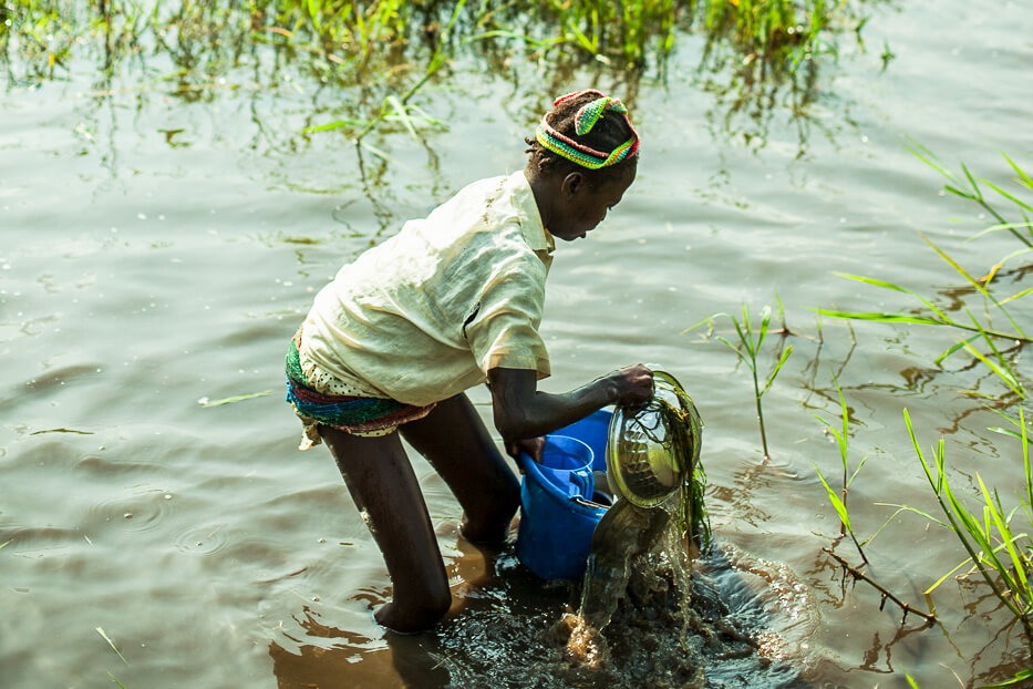 Donna di Bukavu che raccoglie l'acqua