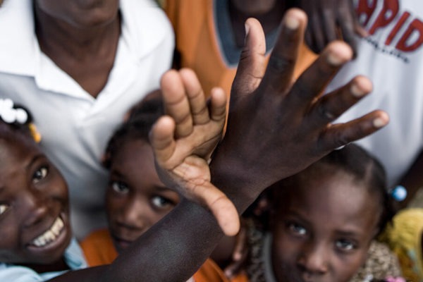 Bambini haitiani giocano con le mani