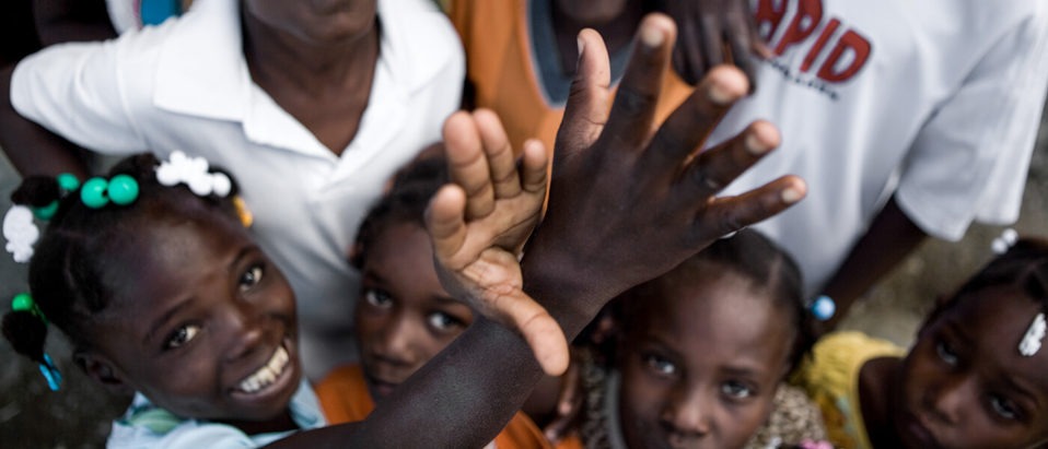 Bambini haitiani giocano con le mani