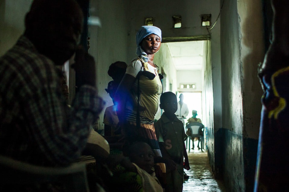Donne e bambini africani in un ambulatorio di Fonte di Speranza