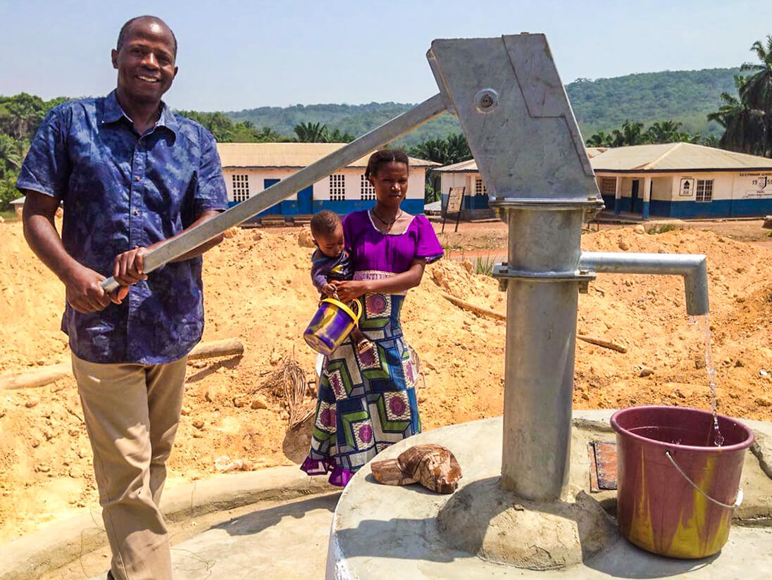Peter Bayuku inaugura uno dei pozzi di Fonte di Speranza in Sierra Leone