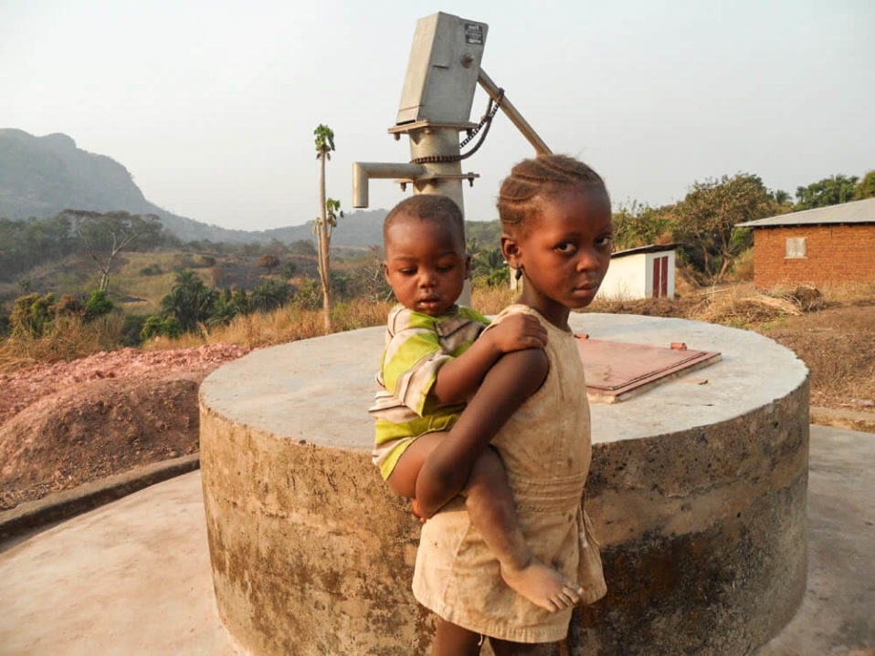 Bambini sierraleonesi davanti a un pozzo di Fonte di Speranza