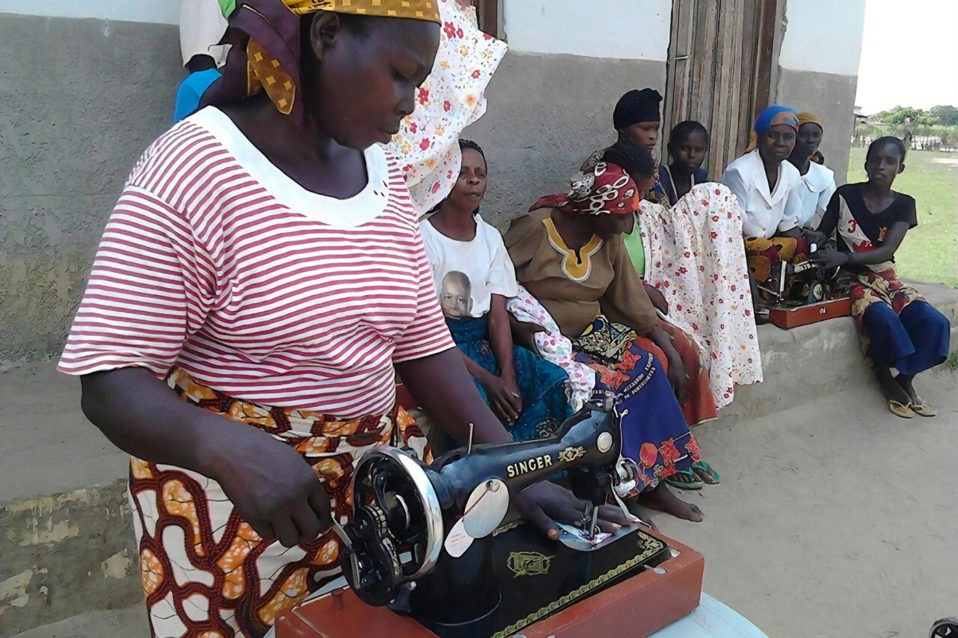 Le Mamas di Kemba con le macchine da cucire di Fonte di Speranza Onlus