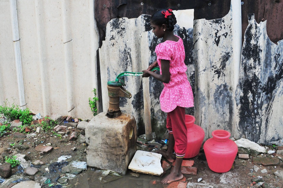 Bambina in cerca di acqua - Metupalayam in India