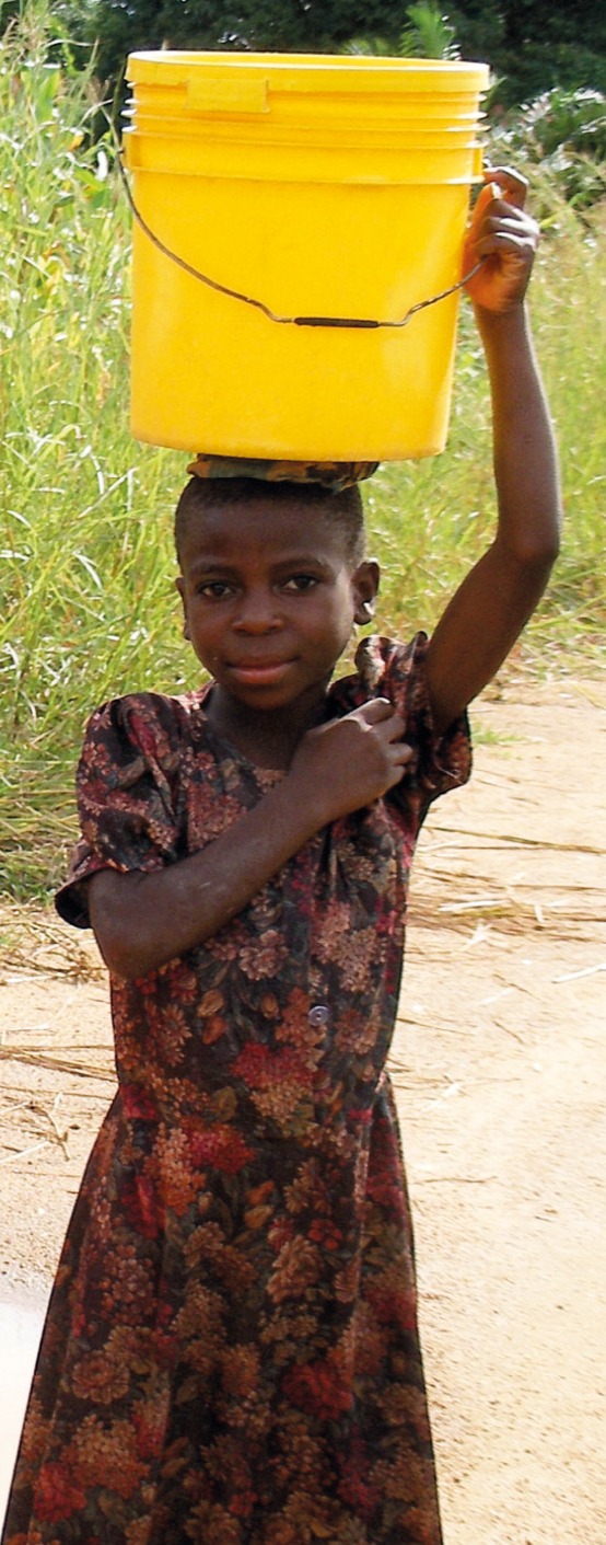 Bambina della Sierra Leone con tanica d'acqua sulla testa